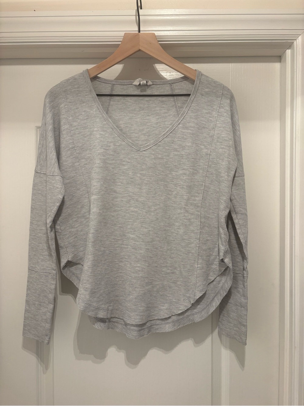 Women’s Lucky Brand light gray long-sleeve V-neck waffle top w/curved hem size S